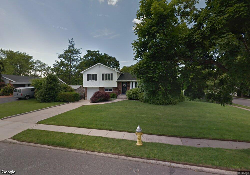 13 Pickwick Dr, ComMacK, NY 11725 - photo 1