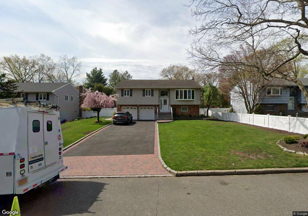 8 Waner St, ComMacK, NY 11725 - photo 1