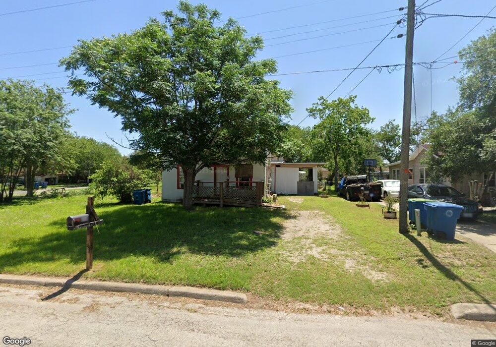 808 E Hutchinson St, Beeville, TX 78102 - photo 1