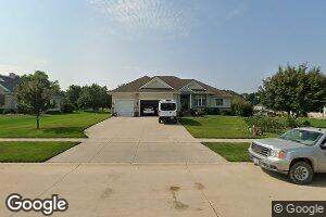530 Chestnut Dr, Robins, IA 52328