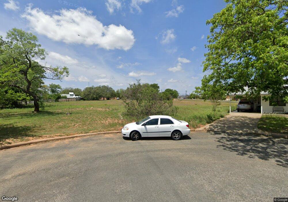 902 Henrietta Ct, Fredericksburg, TX 78624 - photo 1