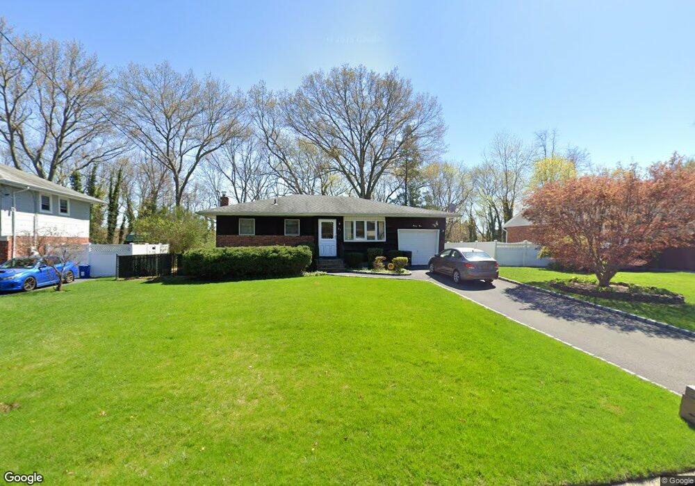 32 Harvard Ln, ComMacK, NY 11725 - photo 1