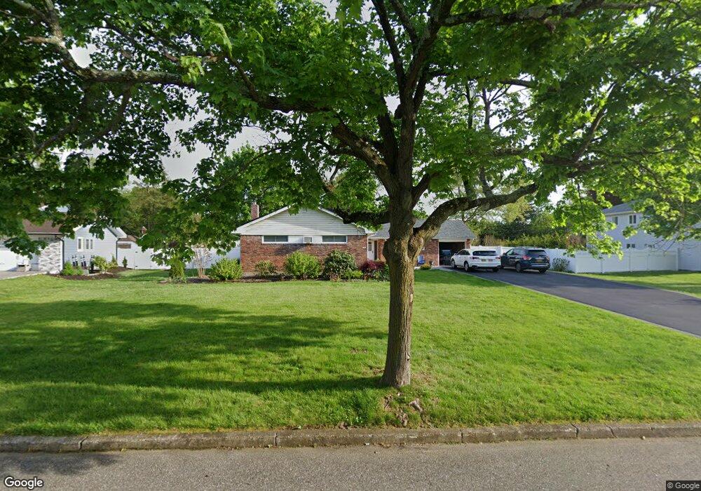 7 Candy Ln, ComMacK, NY 11725 - photo 1