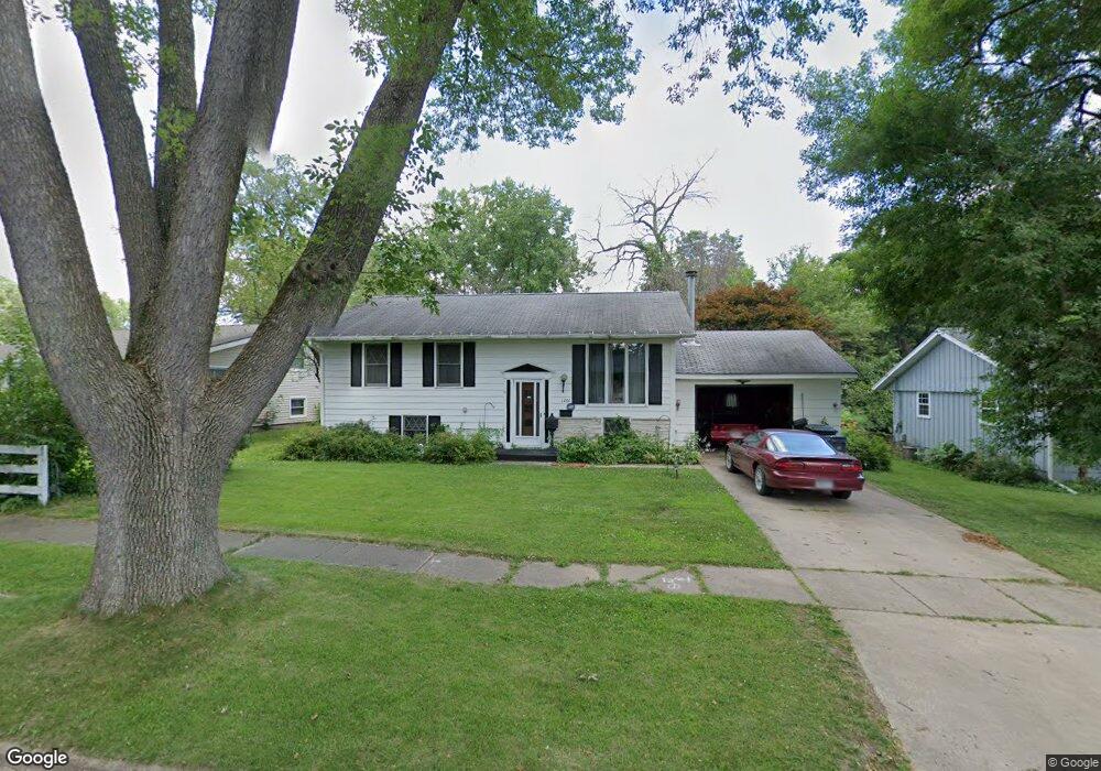 1201 Cheyenne Rd NW, Cedar Rapids, IA 52405 - photo 1