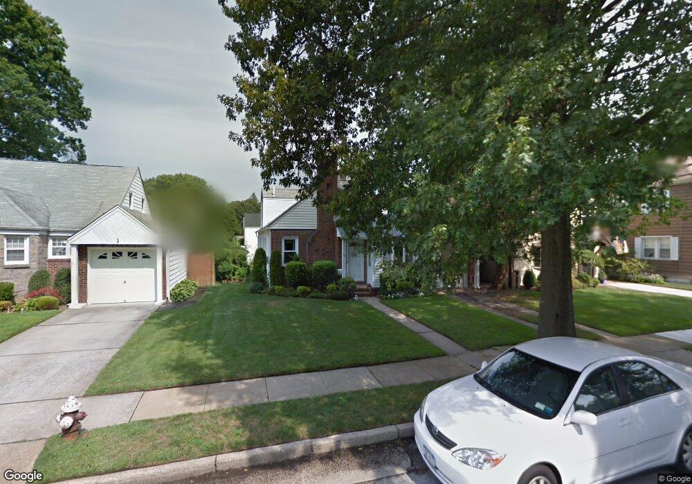 39 Beatrice Ct, Hempstead, NY 11550 - photo 1