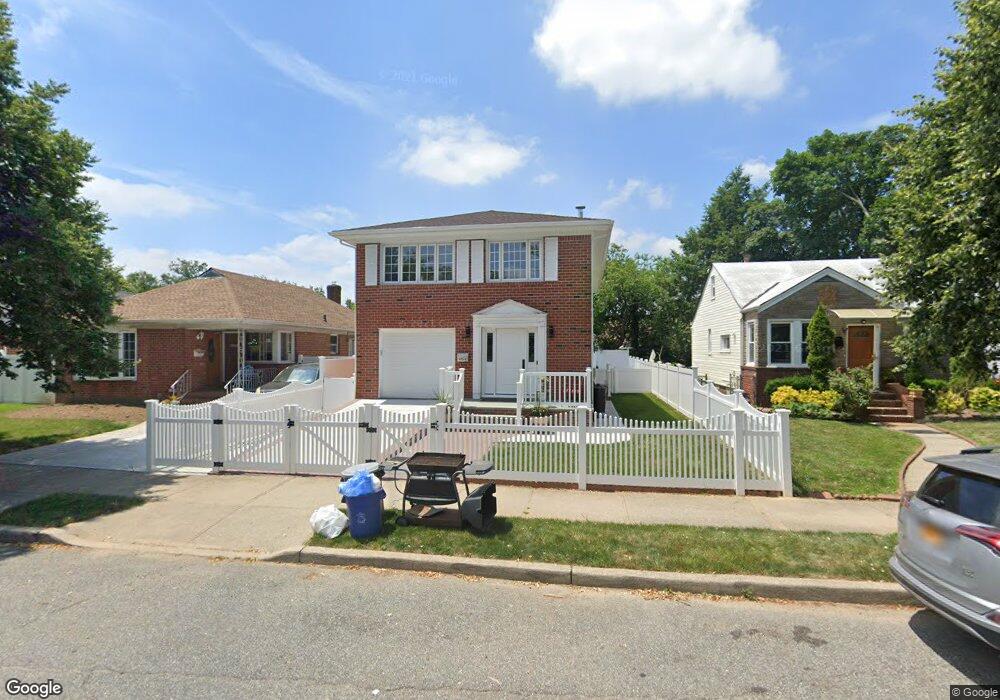 8154 256th St, Glen Oaks, NY 11004 - photo 1