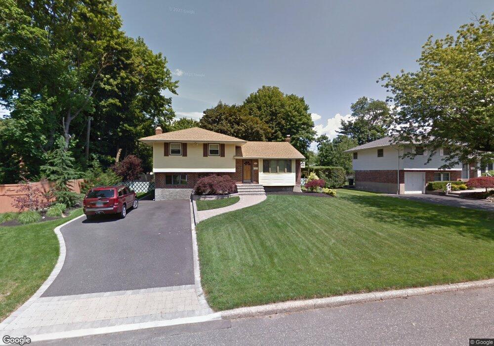 19 Sycamore Ln, ComMacK, NY 11725 - photo 1