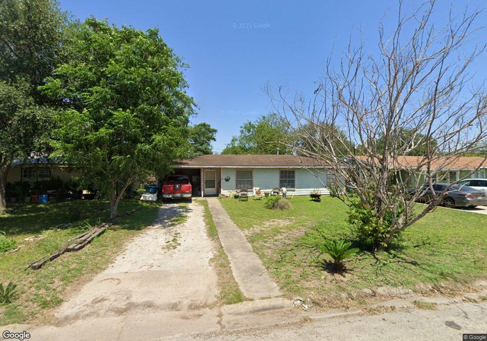 1013 E Huntington St, Beeville, TX 78102 - photo 1