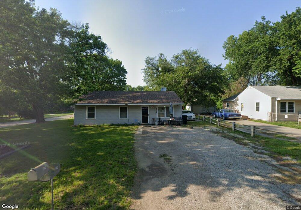 704 SE 34th St, Topeka, KS 66605 - photo 1