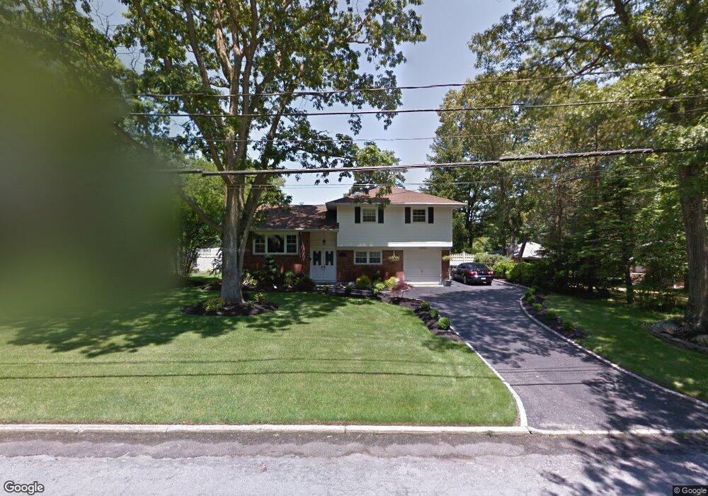 17 Radcliffe Rd, ComMacK, NY 11725 - photo 1