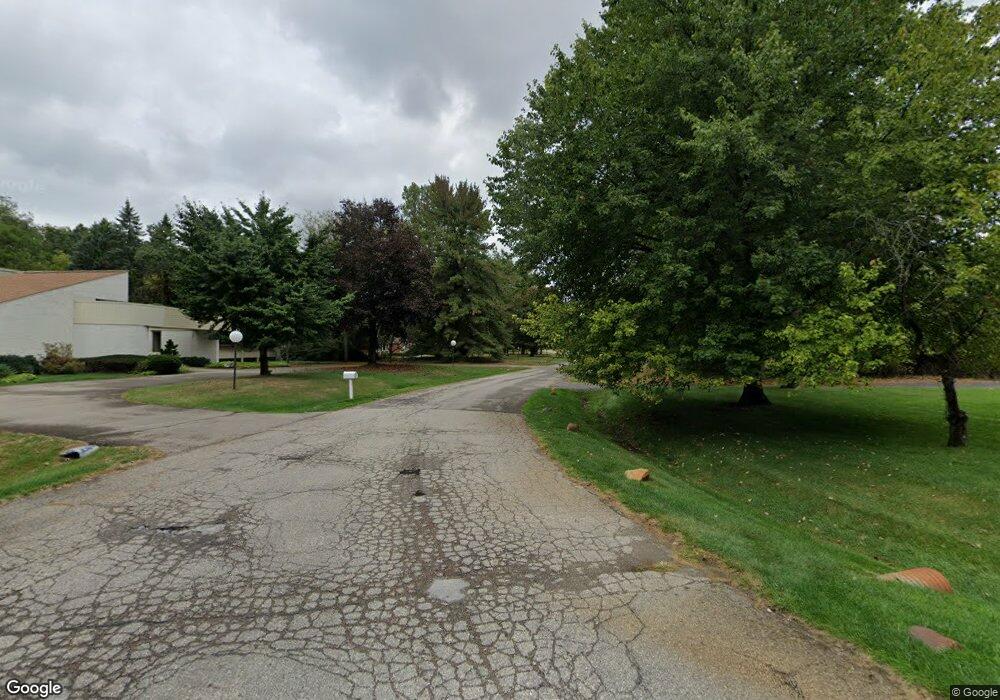 7310 Meadowlake Rd, Bloomfield Hills, MI 48301 - photo 1