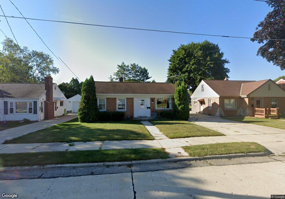 2227 Russell Ln, Manitowoc, WI 54220 - photo 1