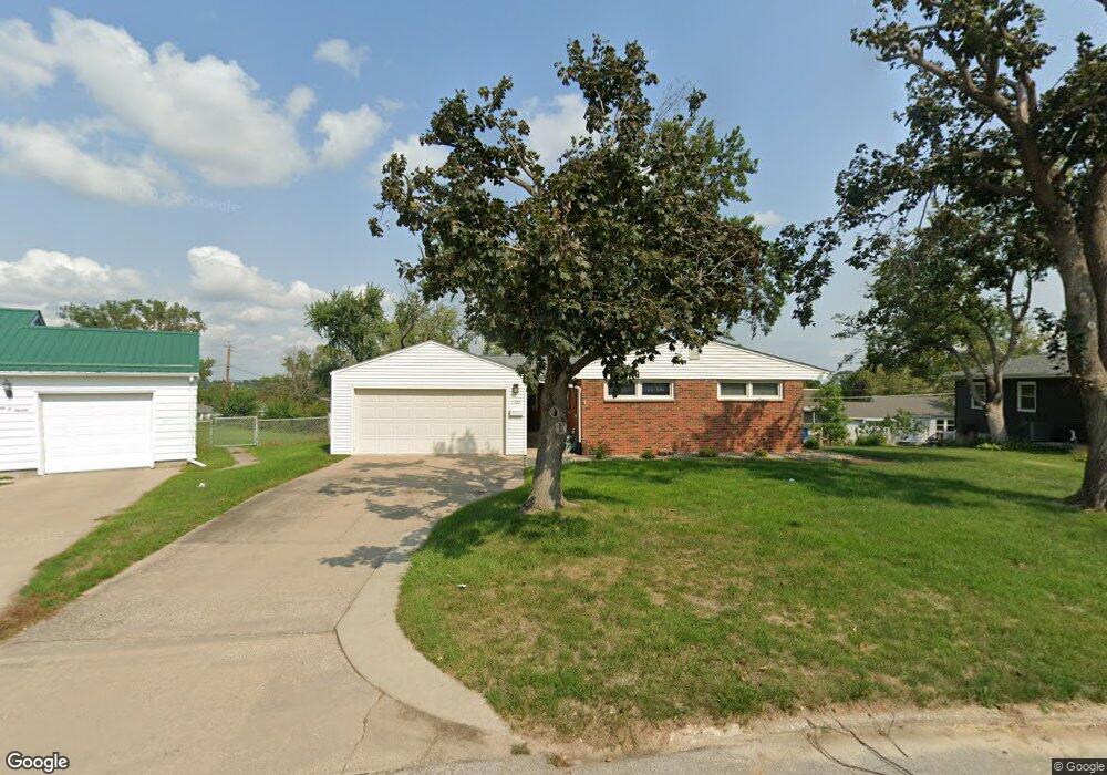 1105 Crestview Dr SE, Cedar Rapids, IA 52403 - photo 1