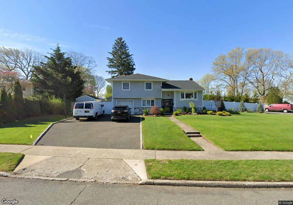12 Cayuga Place, ComMacK, NY 11725 - photo 1