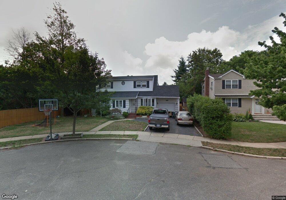 571 Knoll Ct, Seaford, NY 11783 - photo 1