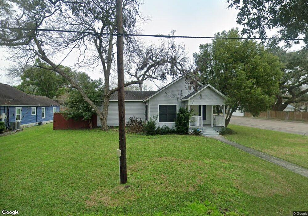 302 W Cleveland St, Alvin, TX 77511 - photo 1