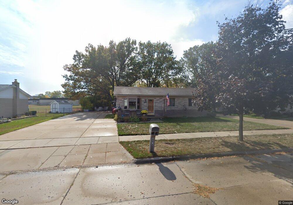 16878 E Pointe Dr, Roseville, MI 48066 - photo 1