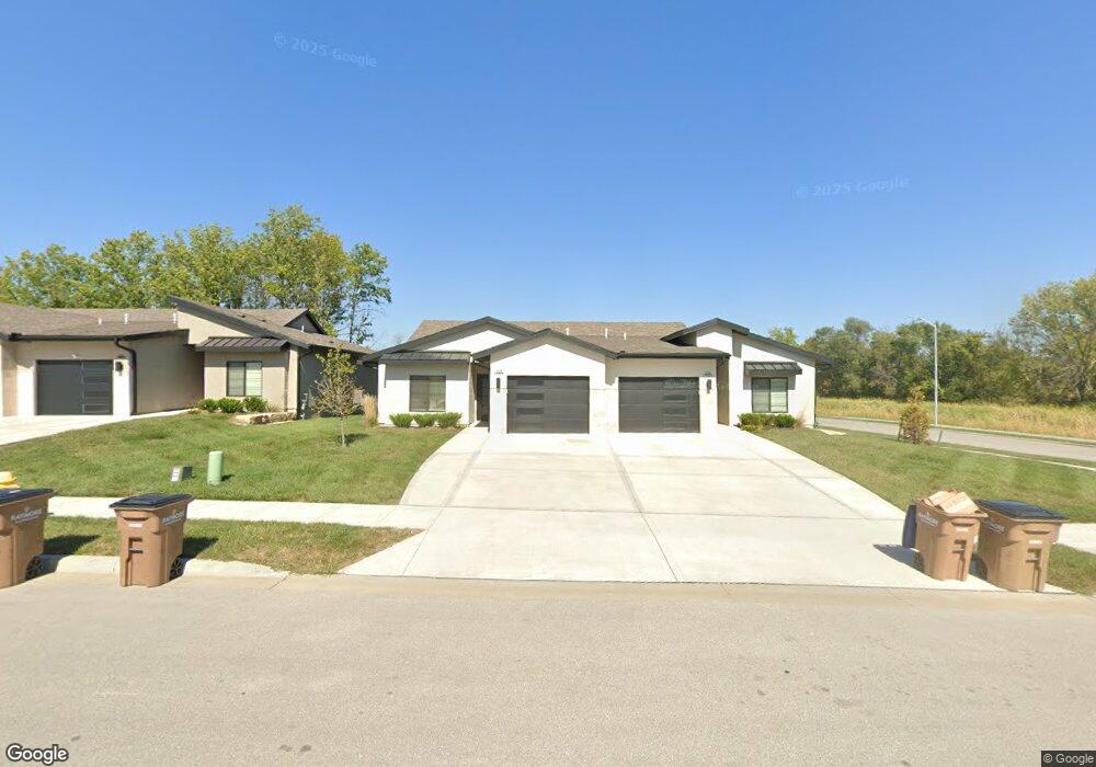 228 E Pine St, Raymore, MO 64083 - photo 1