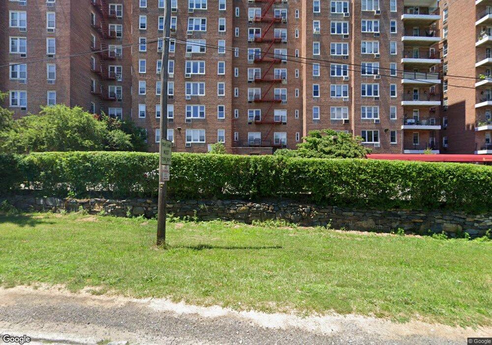 245 Rumsey Rd unit 3L, Yonkers, NY 10701 - photo 1