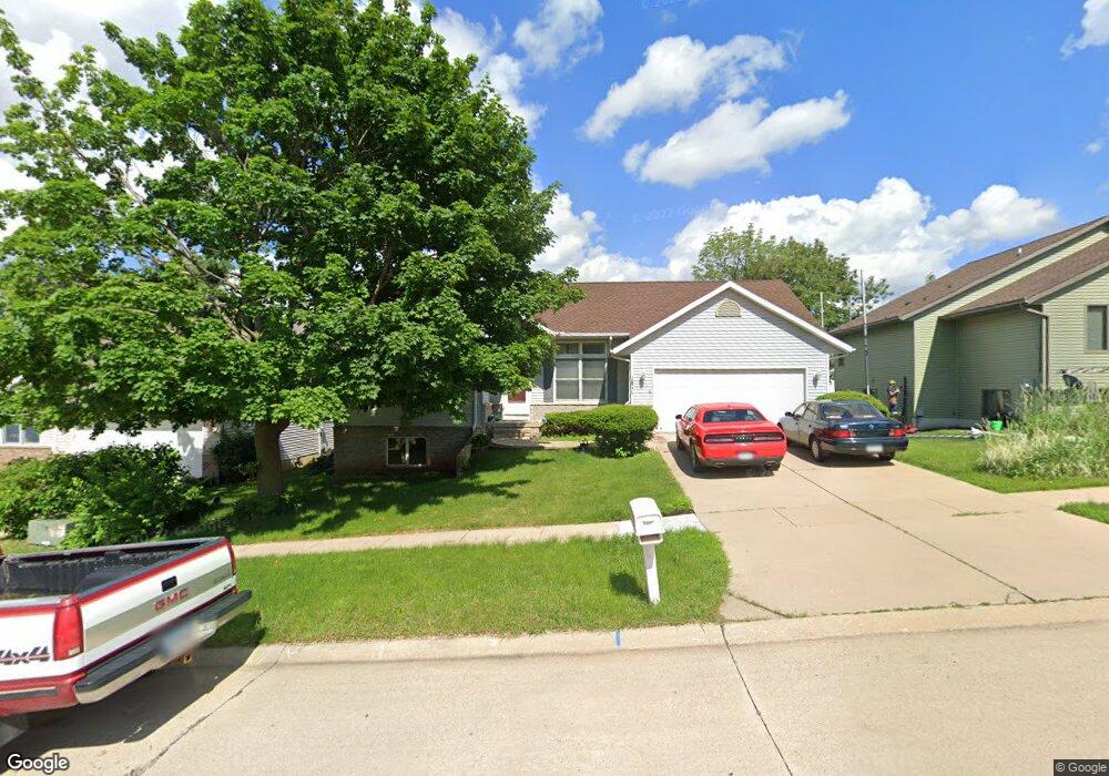 1811 Greentree Ct NW, Cedar Rapids, IA 52405 - photo 1