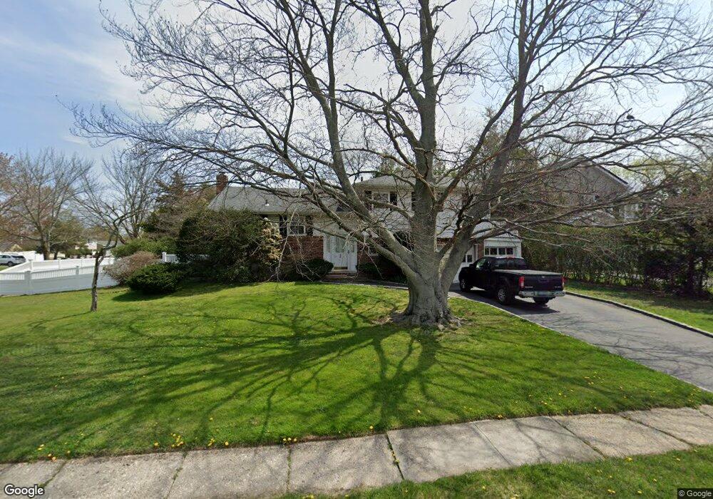 16 Fortune Ct, ComMacK, NY 11725 - photo 1