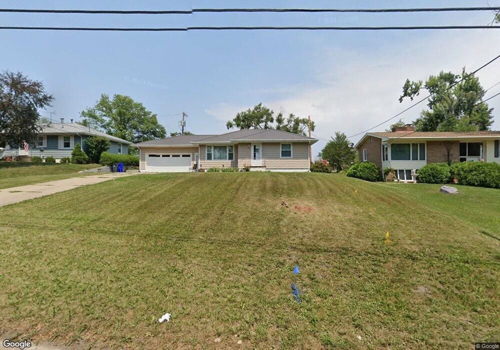 2910 Westwood Dr NW, Cedar Rapids, IA 52405 - photo 1