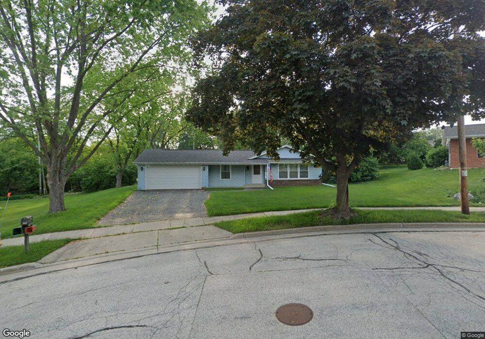 1820 Jeffery Ln, Waukesha, WI 53186 - photo 1