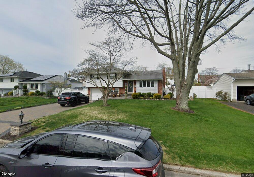 10 Montrose Dr, ComMacK, NY 11725 - photo 1