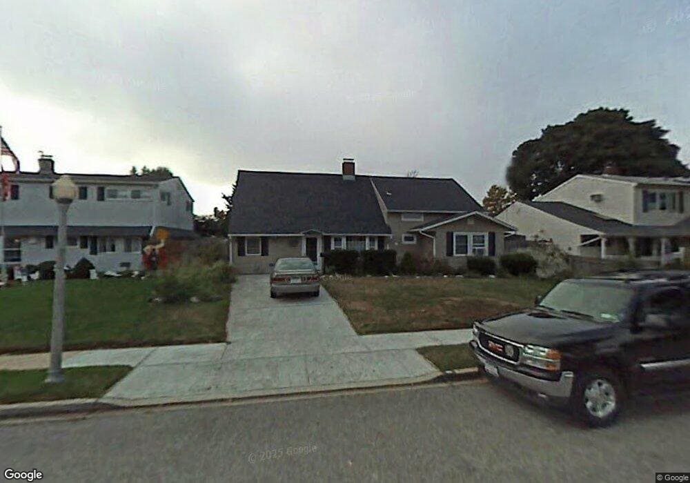 40 Return Ln, Levittown, NY 11756 - photo 1