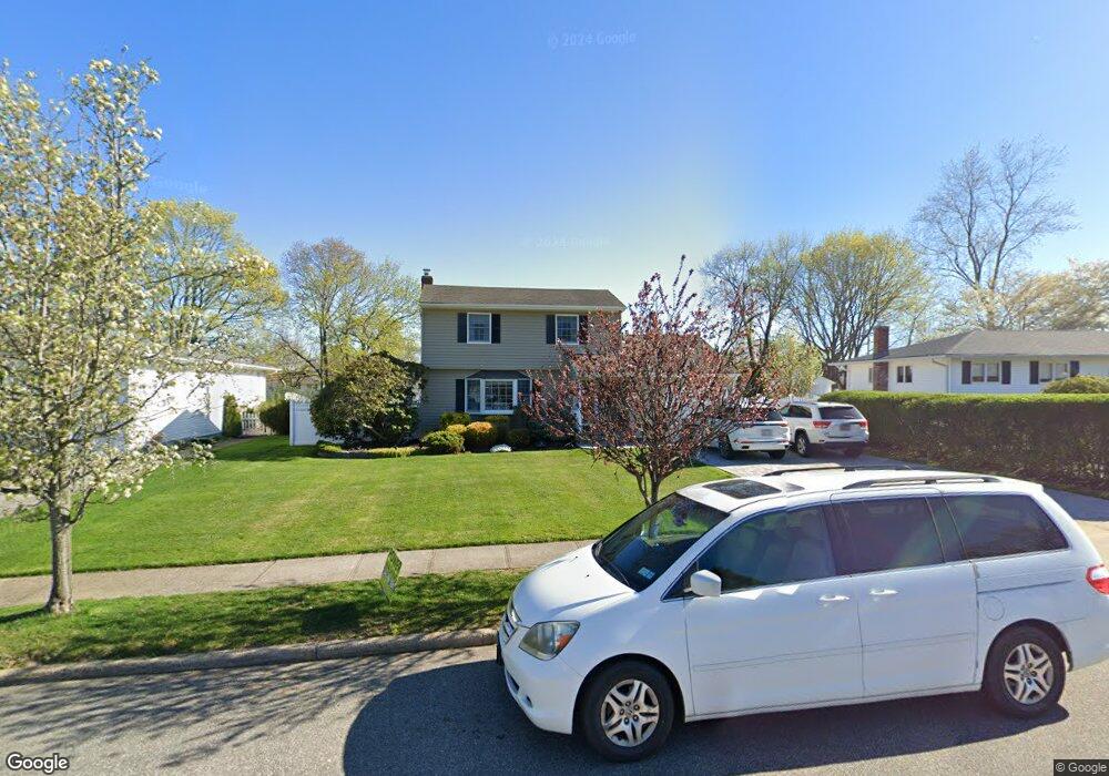 61 Pawnee Dr, ComMacK, NY 11725 - photo 1