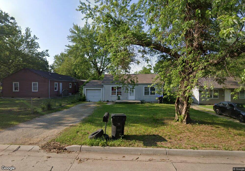 1110 SE Pinecrest Dr, Topeka, KS 66605 - photo 1