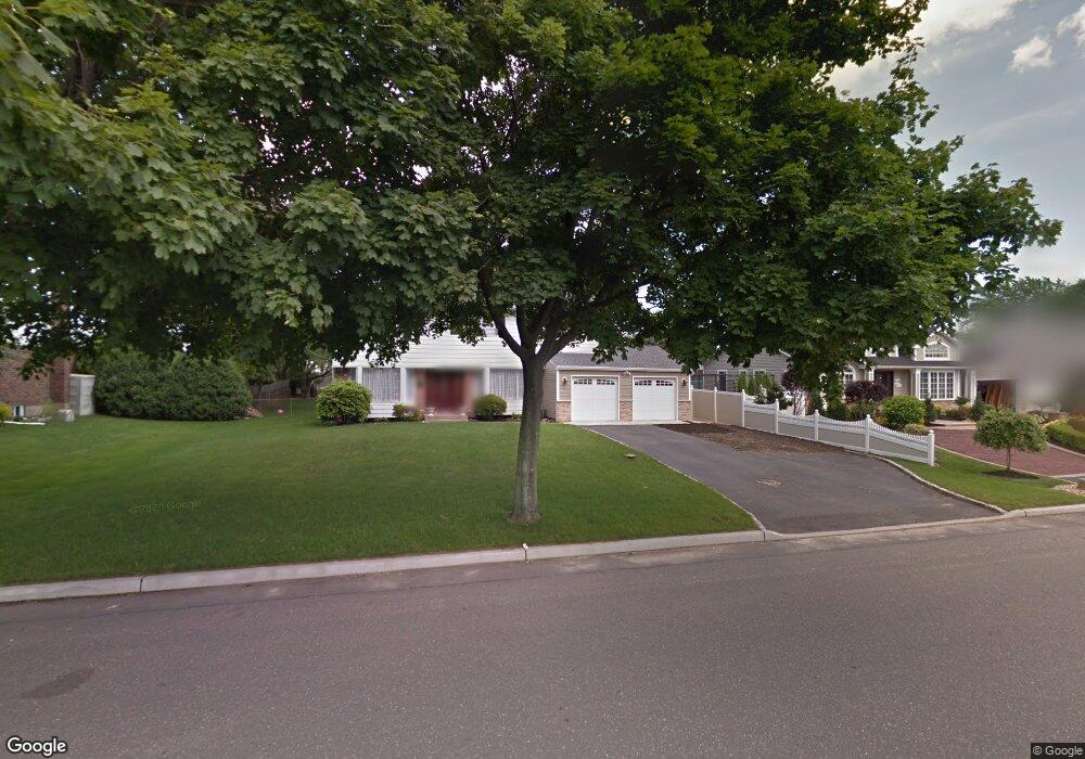 7 Walter Ct, ComMacK, NY 11725 - photo 1