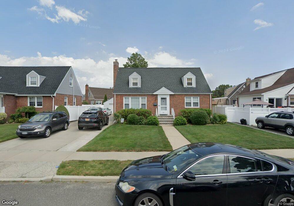 691 Ascan Rd, Franklin Square, NY 11010 - photo 1