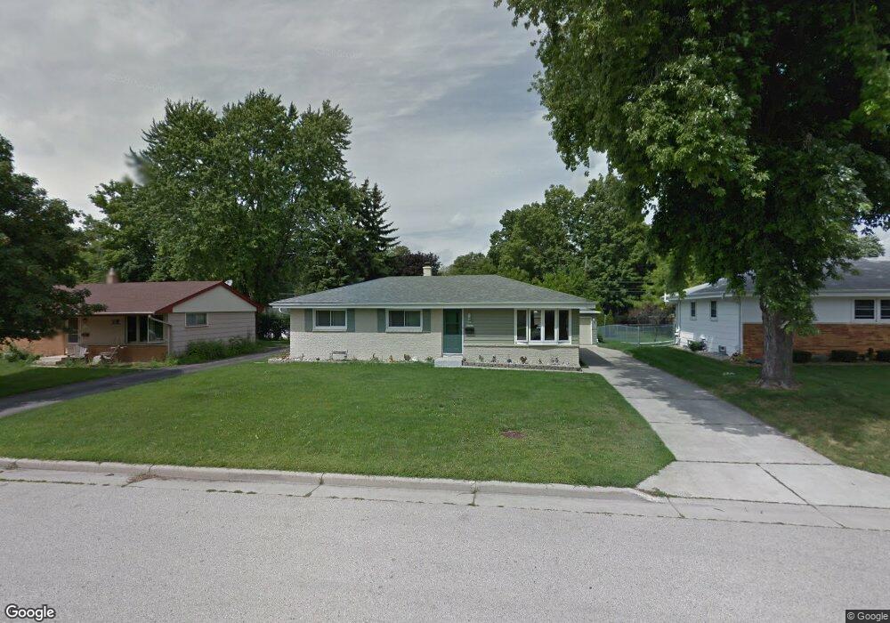 N92W17112 Roger Ave, Menomonee Falls, WI 53051 - photo 1