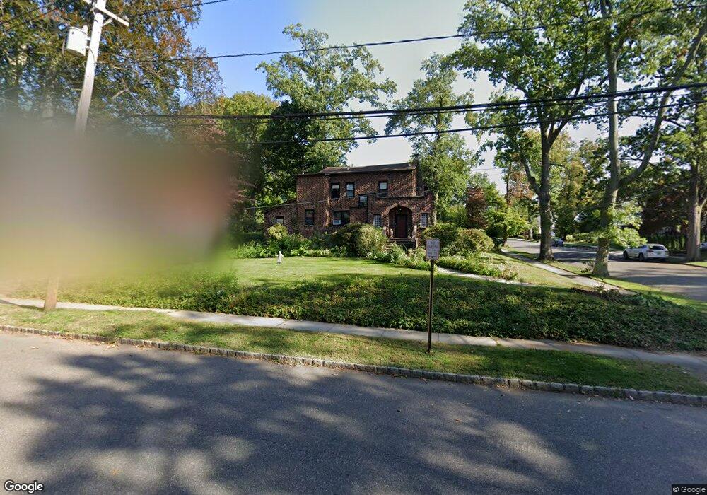 9 Pont St, Great Neck, NY 11021 - photo 1