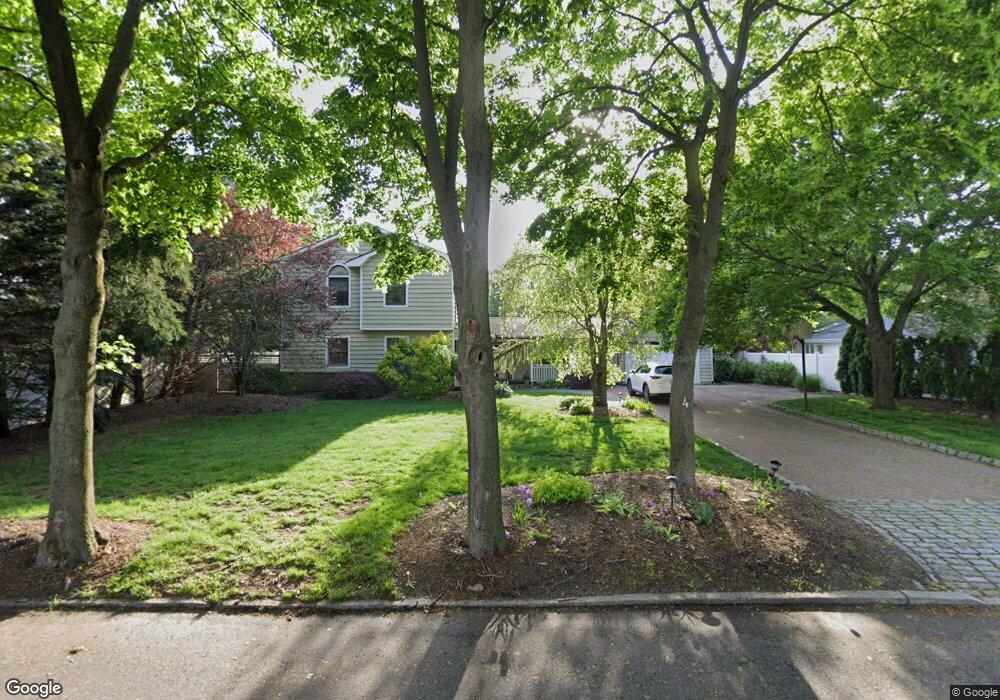 4 Cross Bow Ln, ComMacK, NY 11725 - photo 1