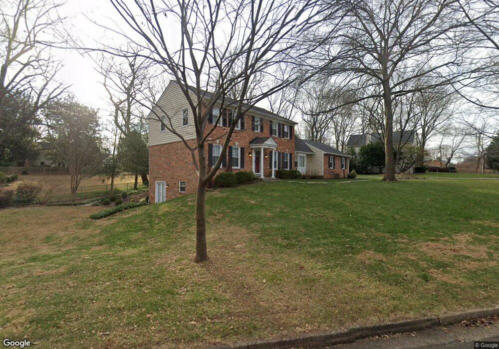 7704 Bridle Path Ln, McLean, VA 22102 - photo 1