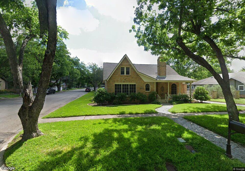 201 Bellevue Dr, Cleburne, TX 76033 - photo 1