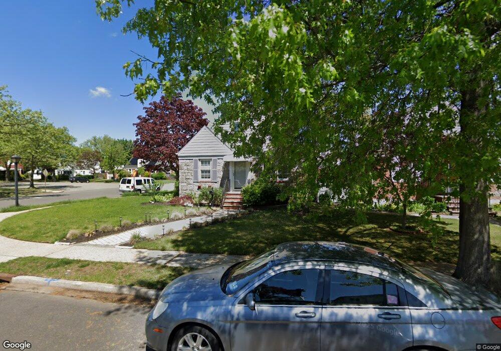 22 Maple Ct, New Hyde Park, NY 11040 - photo 1