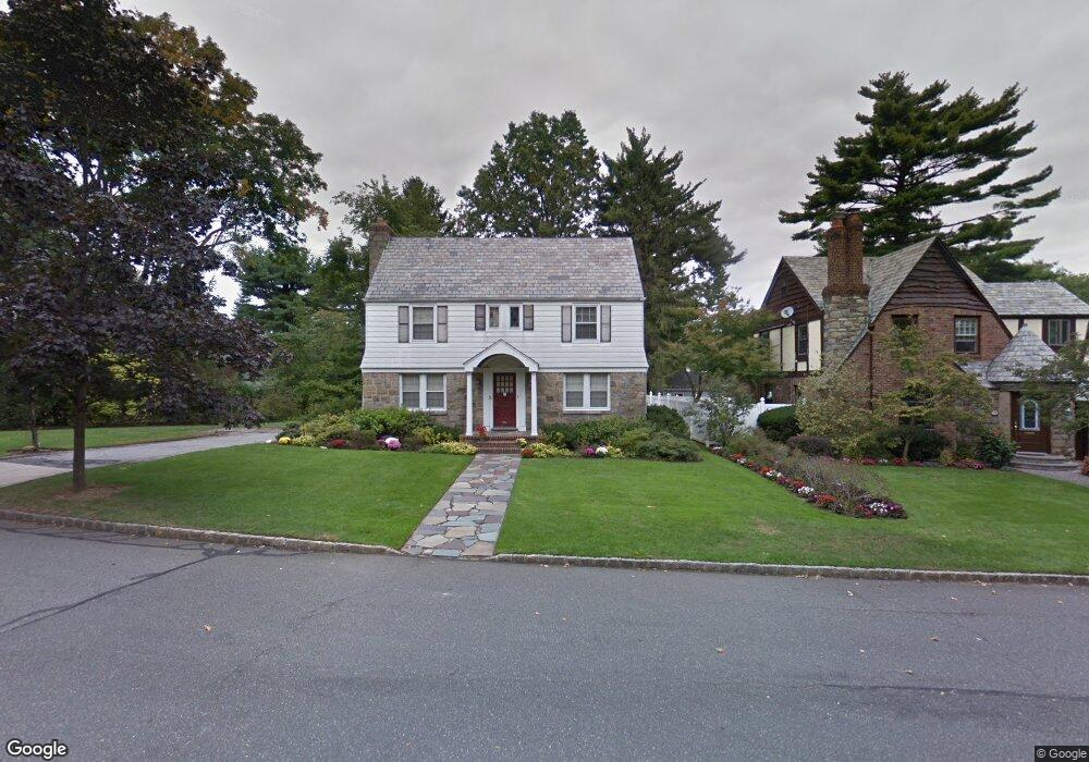 5 Avalon Rd, Great Neck, NY 11021 - photo 1