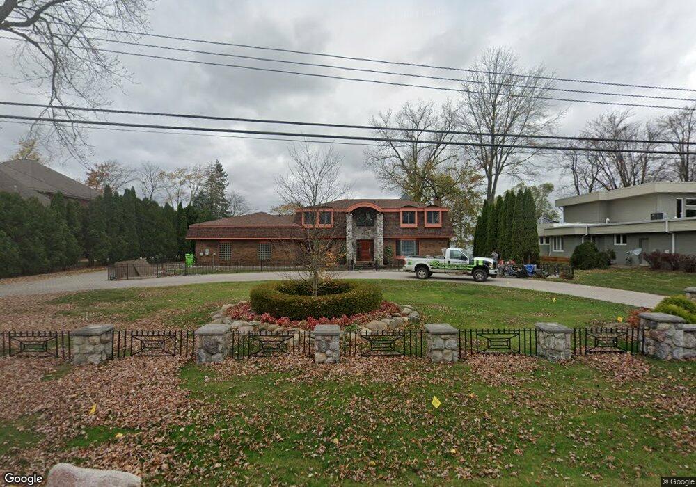 2370 Locklin Ln, West Bloomfield, MI 48324 - photo 1