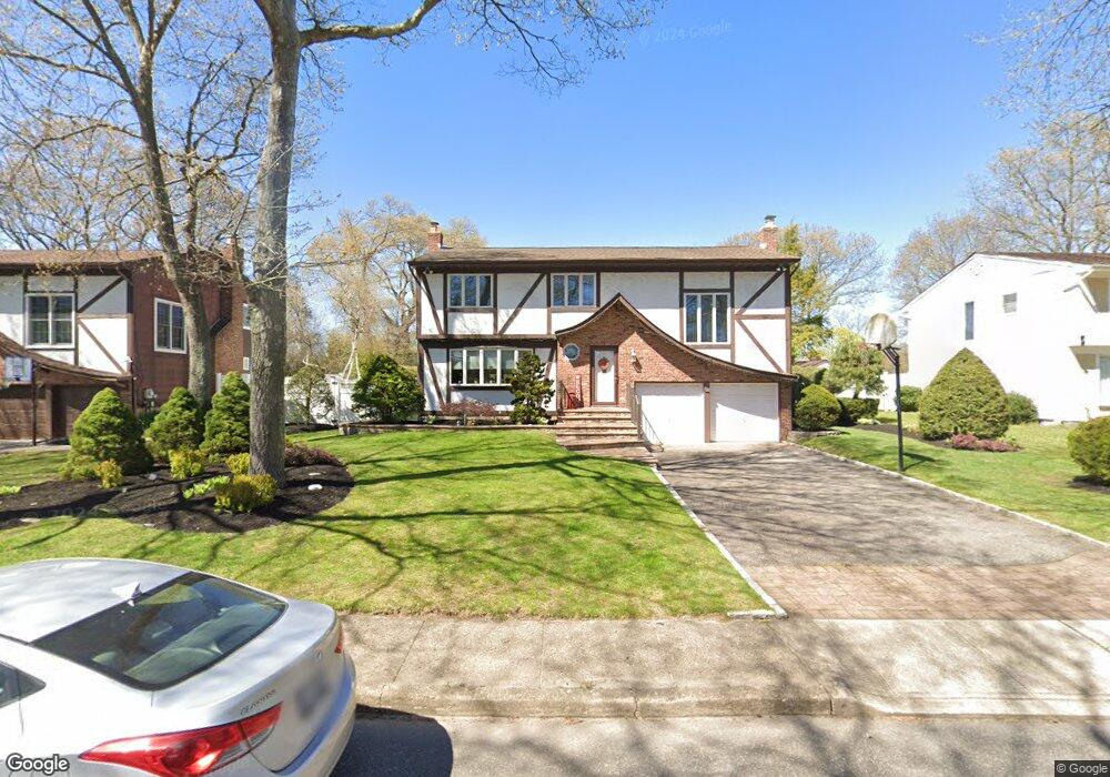 7 Humming Ln, ComMacK, NY 11725 - photo 1