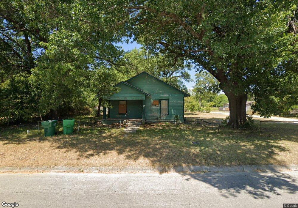 811 Mill St, Gainesville, TX 76240 - photo 1