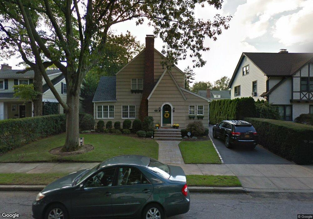 30 Kilburn Rd, Garden City, NY 11530 - photo 1