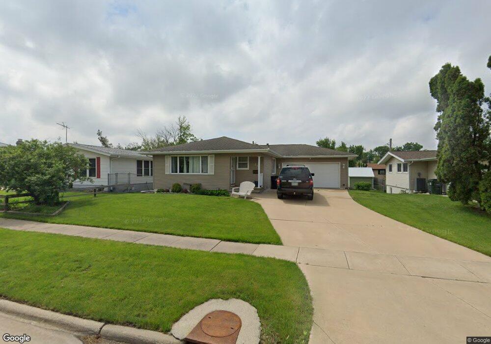 23 26th Avenue Dr SW, Cedar Rapids, IA 52404 - photo 1