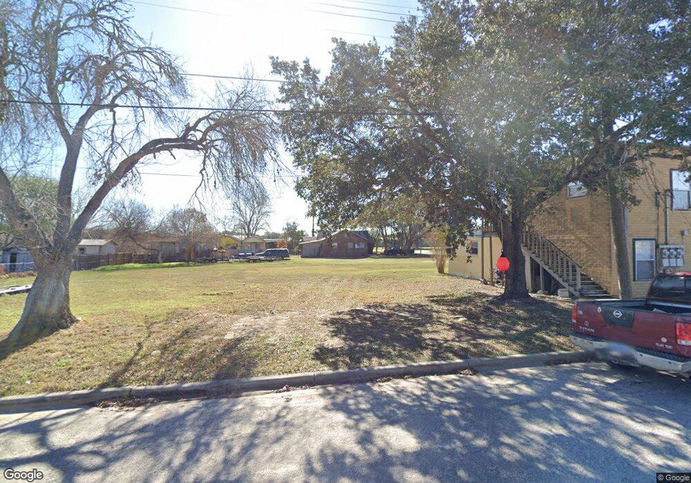 602 E Hayes St, Beeville, TX 78102 - photo 1