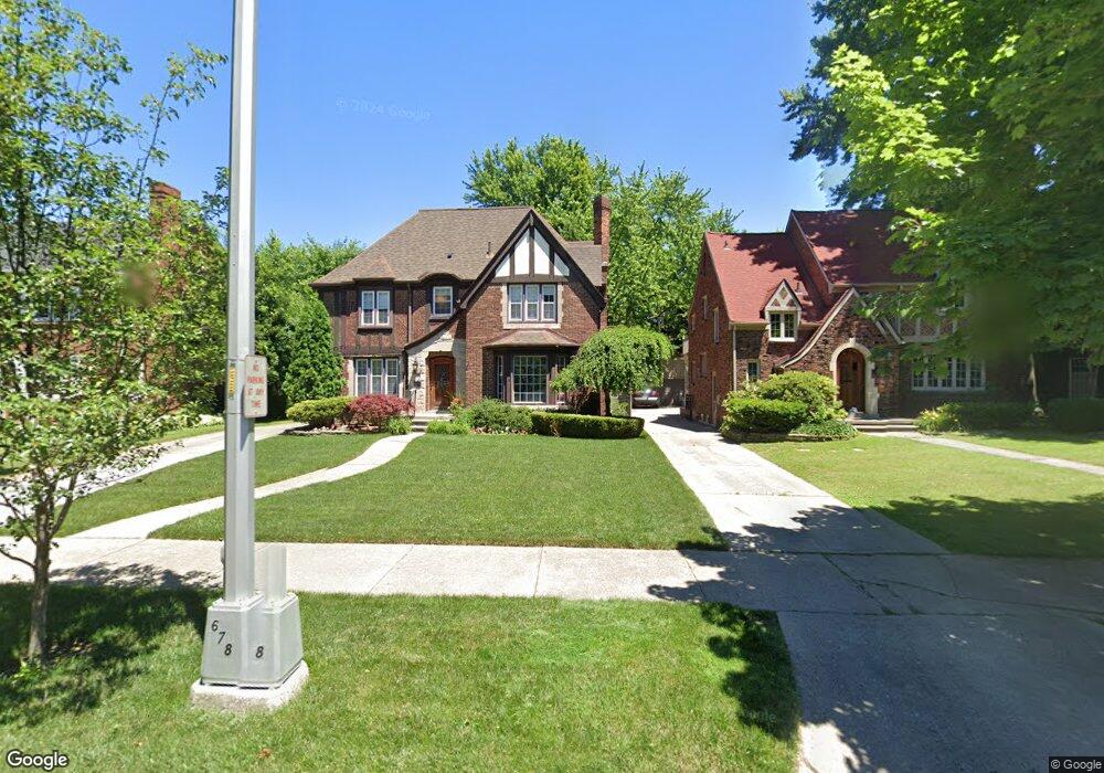 678 Lincoln Rd, Grosse Pointe, MI 48230 - photo 1