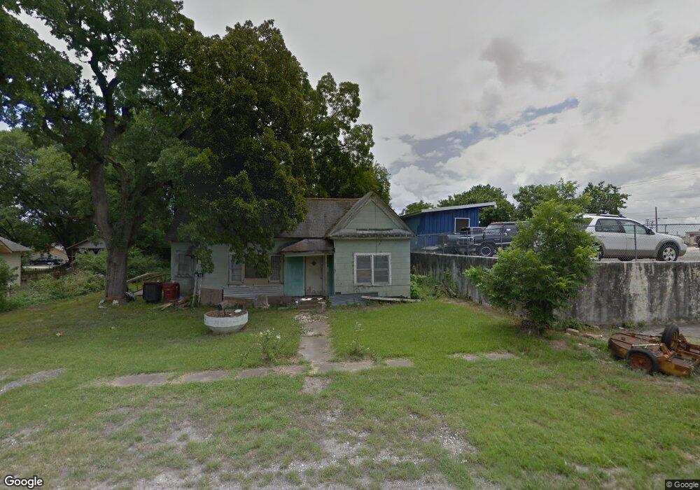 310 E 3rd St, Bonham, TX 75418 - photo 1