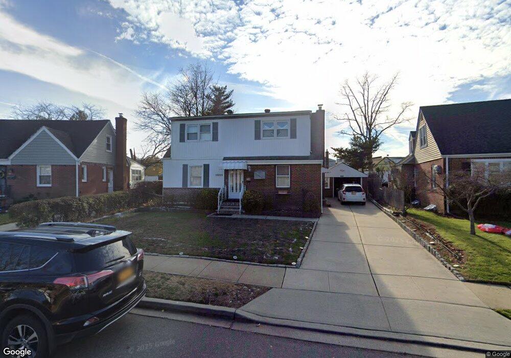 1039 Oaks Dr, Franklin Square, NY 11010 - photo 1