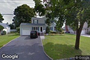 38 Greenway E, New Hyde Park, NY 11040